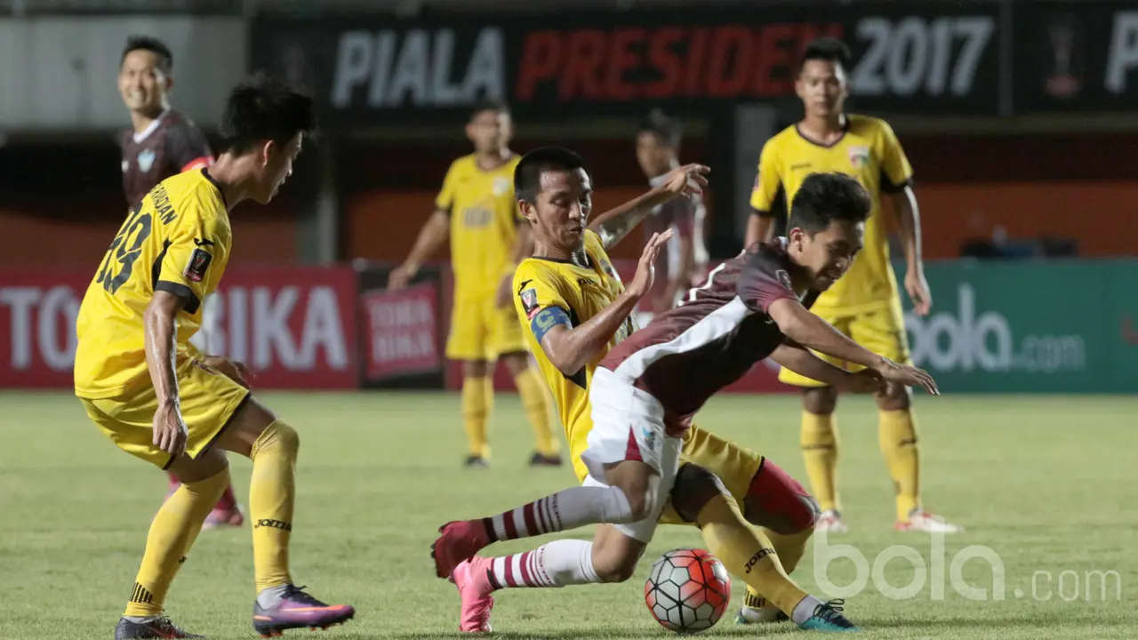 Bayu Pradana (tengah) menghadang laju pemain Gresik United pada partai kedua Grup 1 Piala Presiden 2017 di Stadion Maguwoharjo, Sleman, Sabtu (4/2/2017). Mitra Kukar menang 1-0. (Bola.com/Nicklas Hanoatubun)