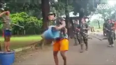 Menggunakan peralatan sampah, mereka memperagakan parade dengan ceria.