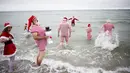 Sejumlah peserta Kongres Santa Claus Dunia 2015 berenang di pantai Bellevue di Copenhagen, Denmark, Minggu (21/7/2015). (REUTERS/Scanpix Denmark/Erik Refner)