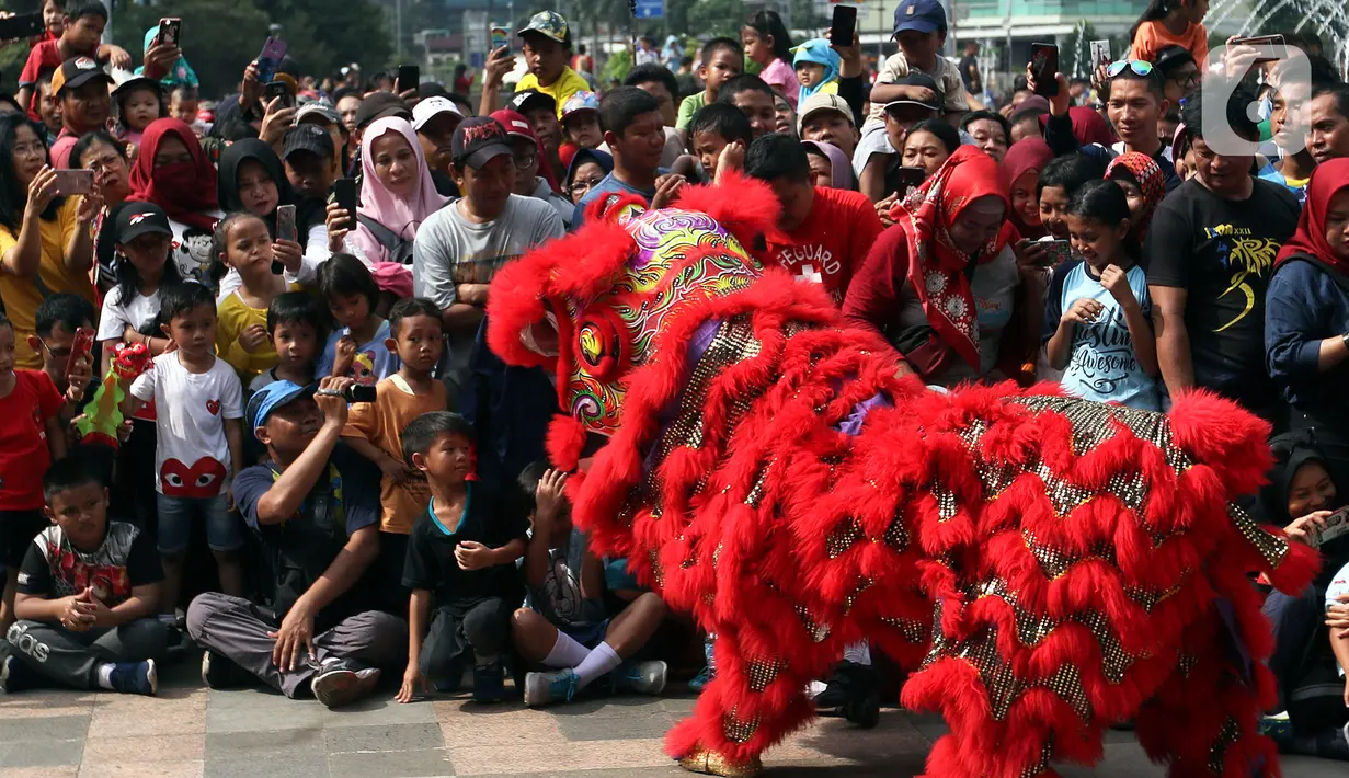 Pertunjukkan barongsai memeriahkan ajang car free day (CFD) di kawasan Bundaran Hotel Indonesia (HI) Jakarta, Minggu (26/1/2020). Barongsai tersebut sengaja dihadirkan dalam rangka perayaan Imlek 2020 untuk menghibur para warga yang tengah mengikuti CFD. (Liputan6.com/Johan Tallo)