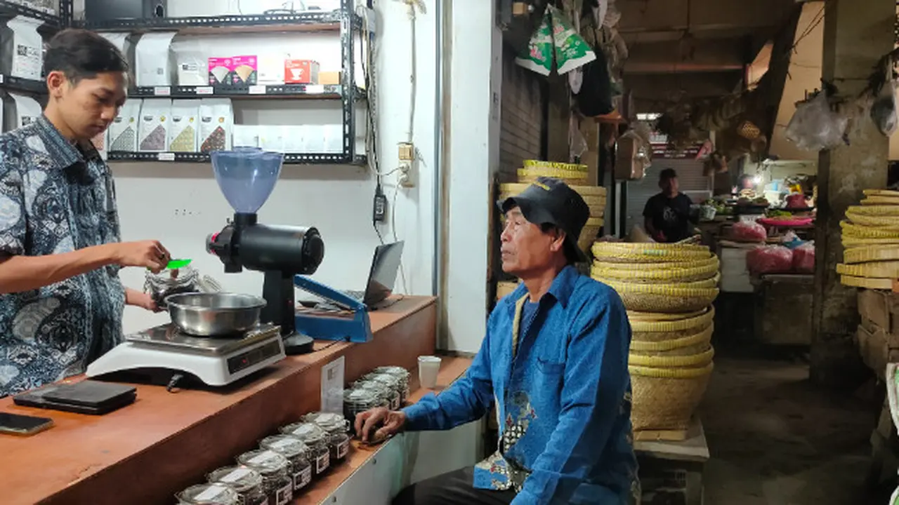 Cerita Pemilik Usaha Kopi Murni Cirebon Buka Toko di Pasar Tradisional