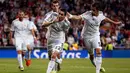Penyerang Real Madrid, Angel Di Maria (tengah) berlarian merayakan golnya ke gawang Almeria dalam laga lanjutan La Liga Spanyol di stadion Santiago Bernabeu, Madrid, (13/4/2014). (REUTERS/Susana Vera)