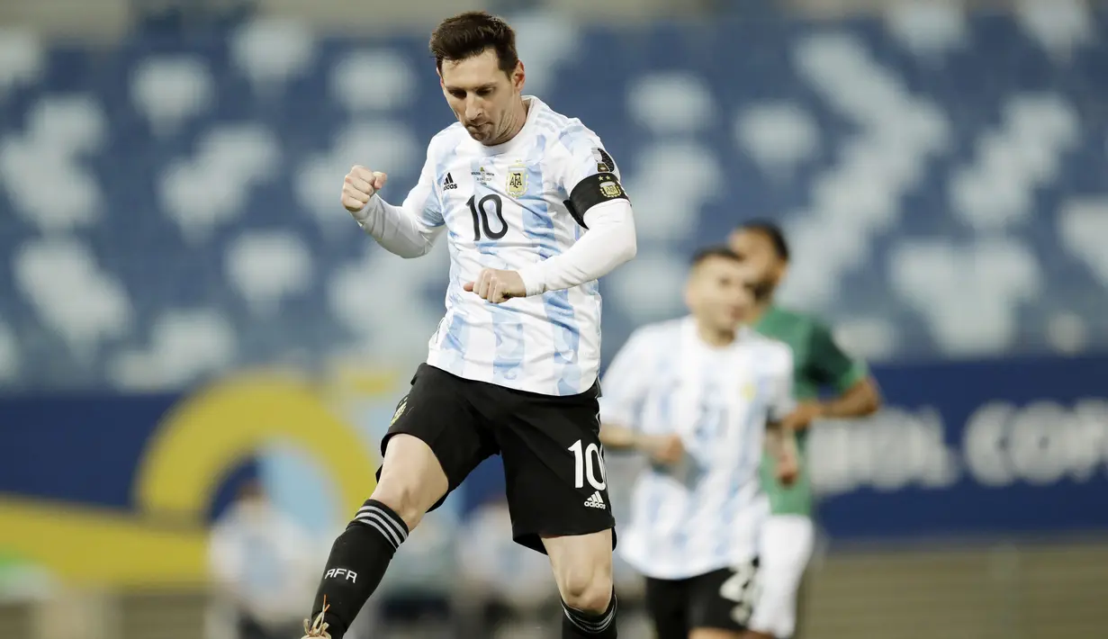 Argentina menggandakan skor menjadi 2-0 pada menit ke-33. Giliran Messi mencatatkan namanya di papan skor lewat tendakan penalti. (AP/Bruna Prado)