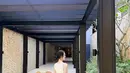 Selain wajah naturalnya, pilihan outfit Lim Ji Yeon selama liburan juga mencerminkan estetika quiet luxury yang sedang digemari. Ia terlihat mengenakan dress putih tanpa lengan dengan potongan longgar yang nyaman untuk cuaca tropis Bali. [@limjjy2]