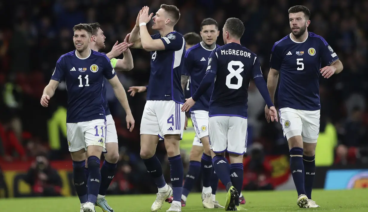 Para pemain Timnas Skotlandia merayakan gol yang dicetak Scott McTominay ke gawang Spanyol pada laga Grup A Kualifikasi Euro 2024 di Hampden Park Stadium, Glasgow, Skotlandia (28/3/2023). Skotlandia total mengoleksi 5 gol tanpa kebobolan di Grup A. Scott McTominay dkk sukses menghajar Siprus 3-0 dan Spanyol 2-0. (AP Photo/Scott Heppell)