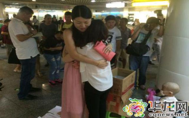 Chen menjual pelukan dengan harga 10 yuan setiap satu pelukan | Photo: Copyright shanghaiist.com
