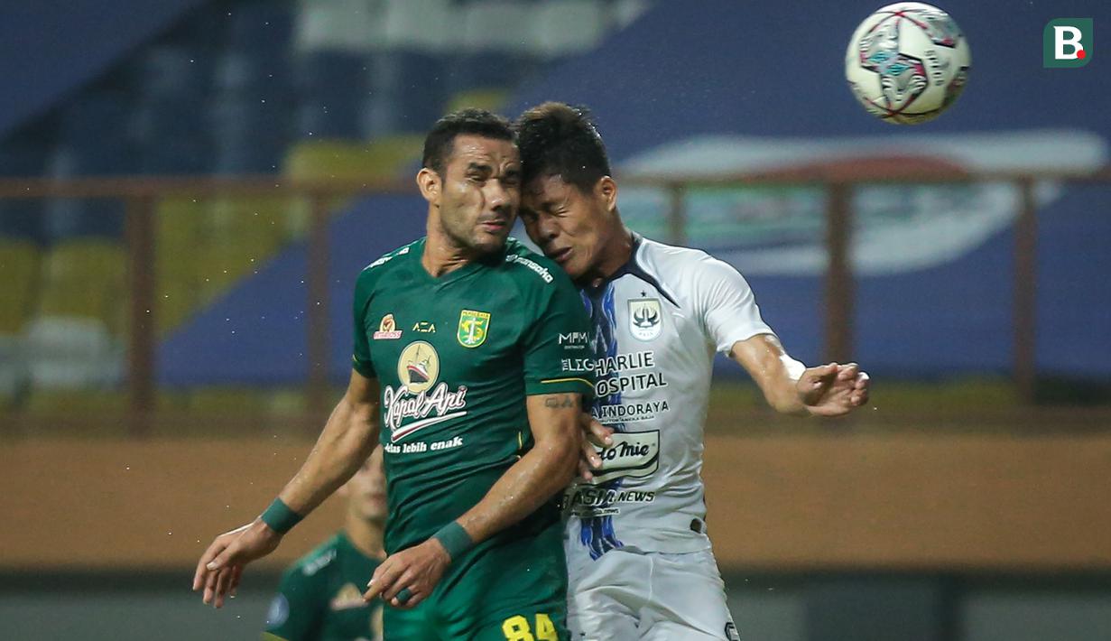 Pemain Persebaya Surabaya, Jose Wilkson (kiri) berduel udara dengan pemain PSIS Semarang dalam laga pekan ke-6 BRI Liga 1 2021/2022 di Stadion Wibawa Mukti, Cikarang, Minggu (03/10/2021). (Bola.com/Bagaskara Lazuardi)