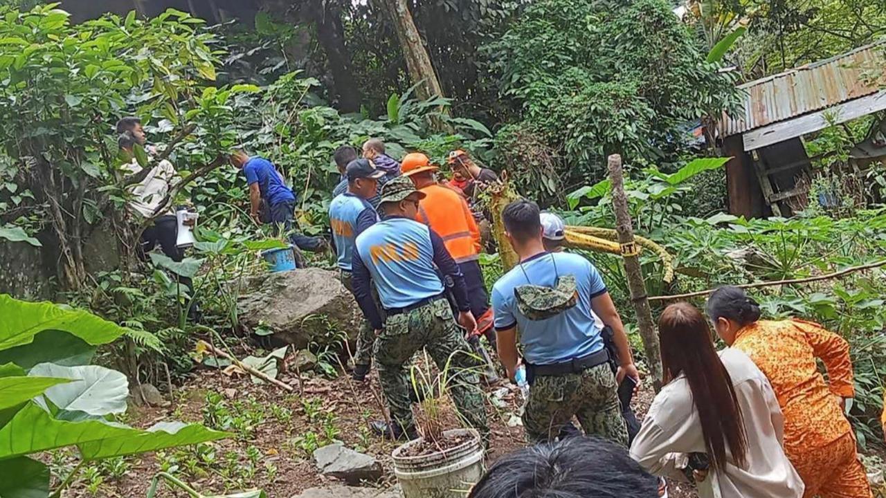 Diperkirakan jumlah korban akan terus bertambah seiring tim penyelamat yang sampai saat ini masih melakukan pencarian korban yang masih tertimbun di bawah material tanah longsor. <br>Foto: AFP / Handout