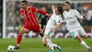 Pemain Bayern Munchen Thiago mengontrol bola berusaha melewati pemain Real Madrid saat semifinal Liga Champions di stadion Santiago Bernabeu, Spanyol (1/5). Pada pertandingan ini Real Madrid dan Bayern Muenchen bermain imbang 2-2. (AP/Francisco Seco)