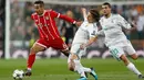 Pemain Bayern Munchen Thiago mengontrol bola berusaha melewati pemain Real Madrid saat semifinal Liga Champions di stadion Santiago Bernabeu, Spanyol (1/5). Pada pertandingan ini Real Madrid dan Bayern Muenchen bermain imbang 2-2. (AP/Francisco Seco)