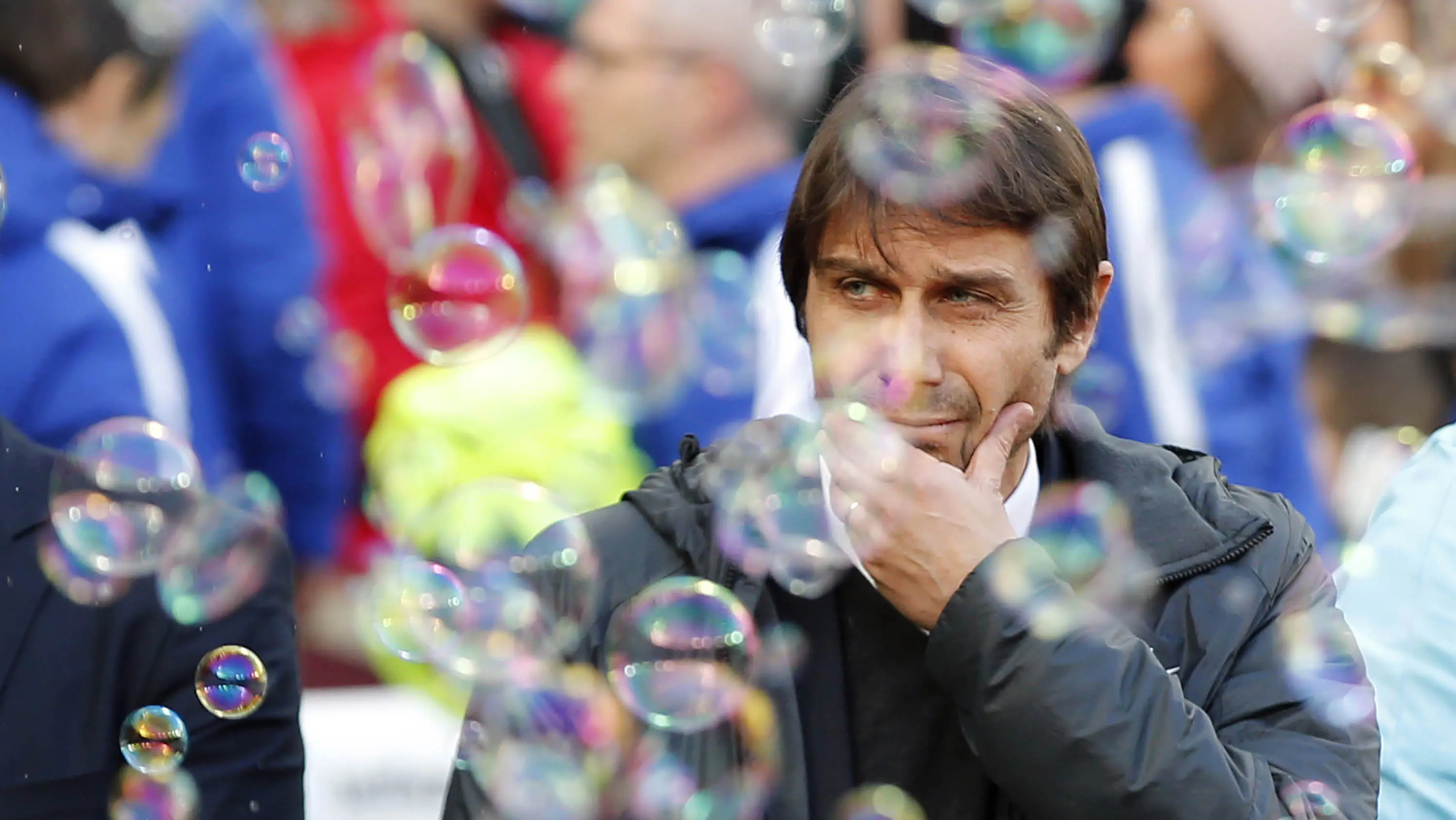 Pelatih Chelsea, Antonio Conte, tampak kecewa usai takluk dari West Ham United pada laga Premier League di Stadion London, Sabtu (10/12/2017) (AP/Alastair Grant)