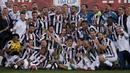 Para pemain Juventus merayakan keberhasilan meraih trofi Coppa Italia usai kalahkan AC Milan pada laga final di Rome Olympic stadium, (9/5/2018). Juventus menang 4-0. (AP/Gregorio Borgia)