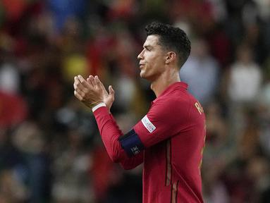 Pemain Portugal Cristiano Ronaldo memberi tepuk tangan kepada para penggemar usai melawan Republik Ceko pada pertandingan sepak bola UEFA Nations League di Stadion Jose Alvalade, Lisbon, Portugal, 9 Juni 2022. Portugal menang 2-0. (AP Photo/Armando Franca)