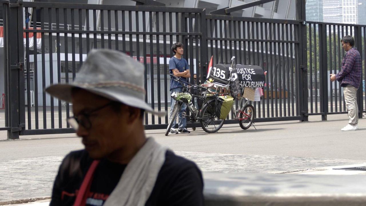 "Kalau saya masuk sendiri ngapain, itu yang lebih penting (sepeda yang dibawanya). Mereka tidak menghendaki saya masuk. Tapi saya yakin itu bukan kehendak mereka yang bertugas, saya paham. Yang penting saya sudah menjalankan nazar saya,"