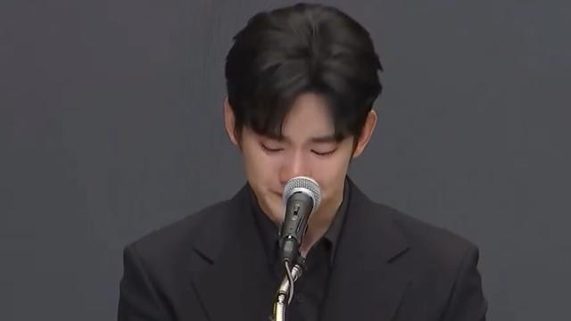 Kim Soo Hyun Dihujani Kritik Usai Gelar Konpers tentang Kim Sae Ron Sambil Nangis, dari Tudingan Tak Tulus hingga Narsis