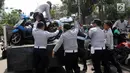 Petugas Dishub DKI Jakarta mengangkut motor saat razia parkir liar di Jalan KH Wahid Hasyim, Jakarta, Rabu (4/4). Dishub DKI Jakarta menertibkan pengendara ojek online yang memarkirkan kendaraan sembarangan di pinggir jalan. (Liputan6.com/Arya Manggala)
