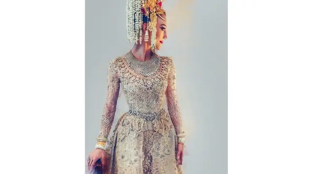 6 Pesona Varsha Strauss Istri Bule Panji Trihatmodjo saat Pakai Kebaya, Banjir Pujian