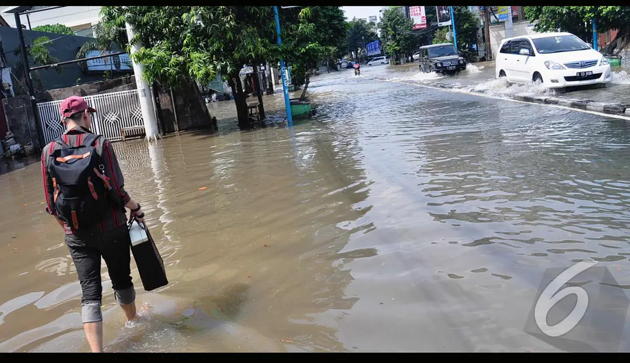 Salah satu kawasan yang terkena banjir di Jakarta berada di Jalan Kemang Raya, Jakarta, Minggu (27/7/2014) (Liputan6.com/Faizal Fanani)
