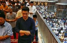 FOTO: Melihat Suasana Salat Tarawih Pertama Bulan Suci Ramadan 1445 H di Masjid Istiqlal, Jemaah dari Luar Jakarta Penuhi Shaf