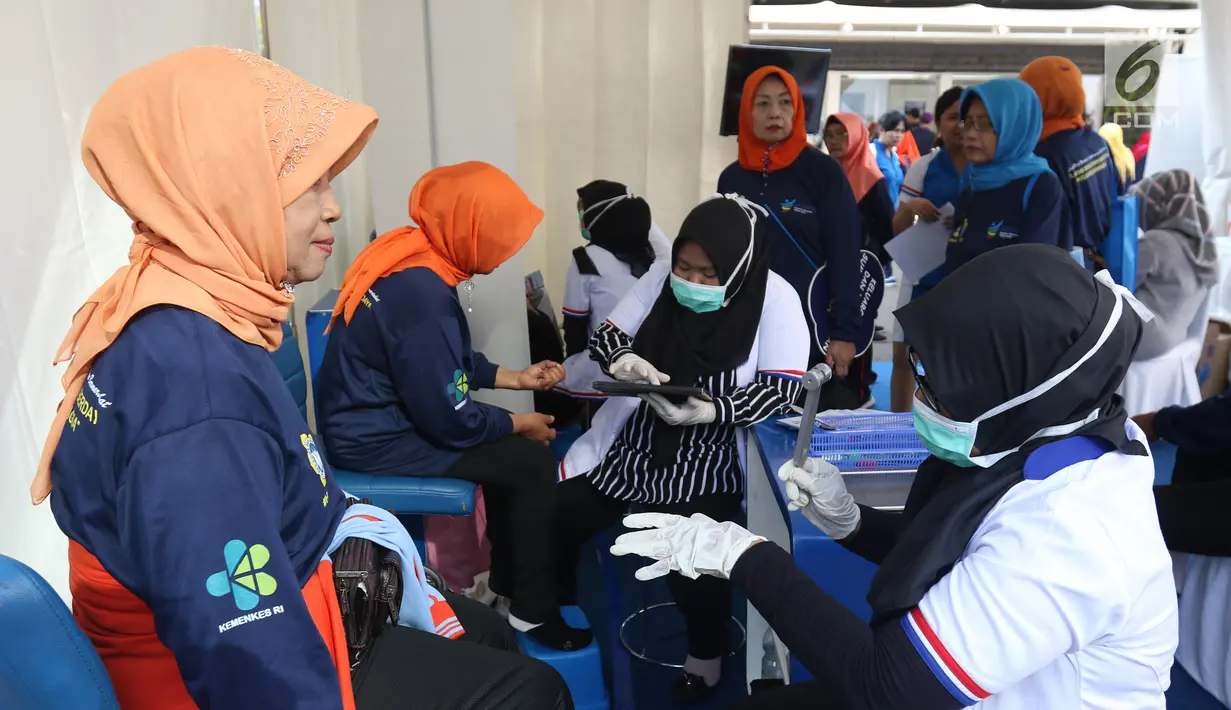 Para lansia memeriksa kesehatan saraf saat CFD di Jakarta, Minggu (7/7/2019). Kemenkes bersama Neurobion, produsen vitamin neurotropik dari P&G Health Indonesia memberikan cek kesehatan mengenai risiko neuropati di acara puncak Hari Lanjut Usia Nasional 2019. (Liputan6.com/Angga Yuniar)