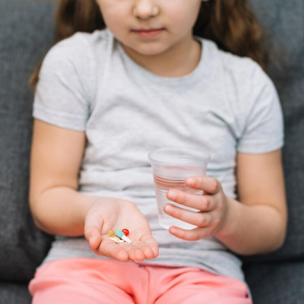 Ilustrasi Anak Minum Obat