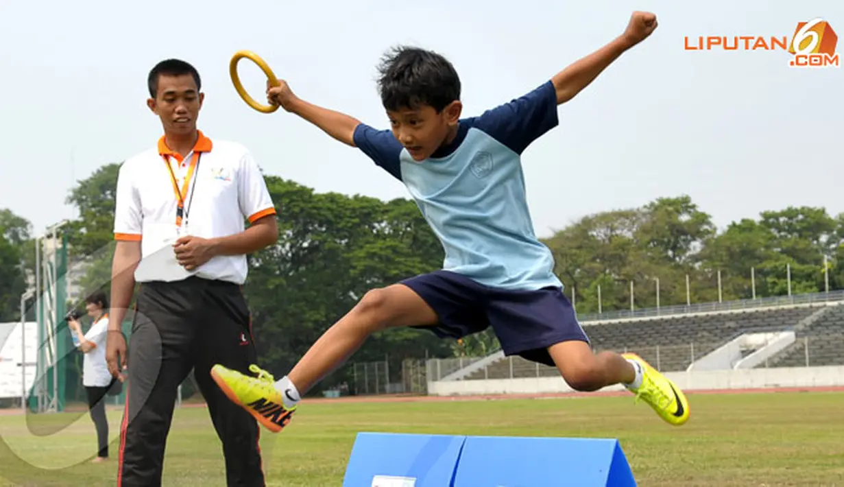 Di bawah bimbingan pelatih anak-anak peserta pelatihan atletik terlihat serius menjalani latihan di Stadion Madya Senayan Jakarta (Liputan6.com/Helmi Fithriansyah)