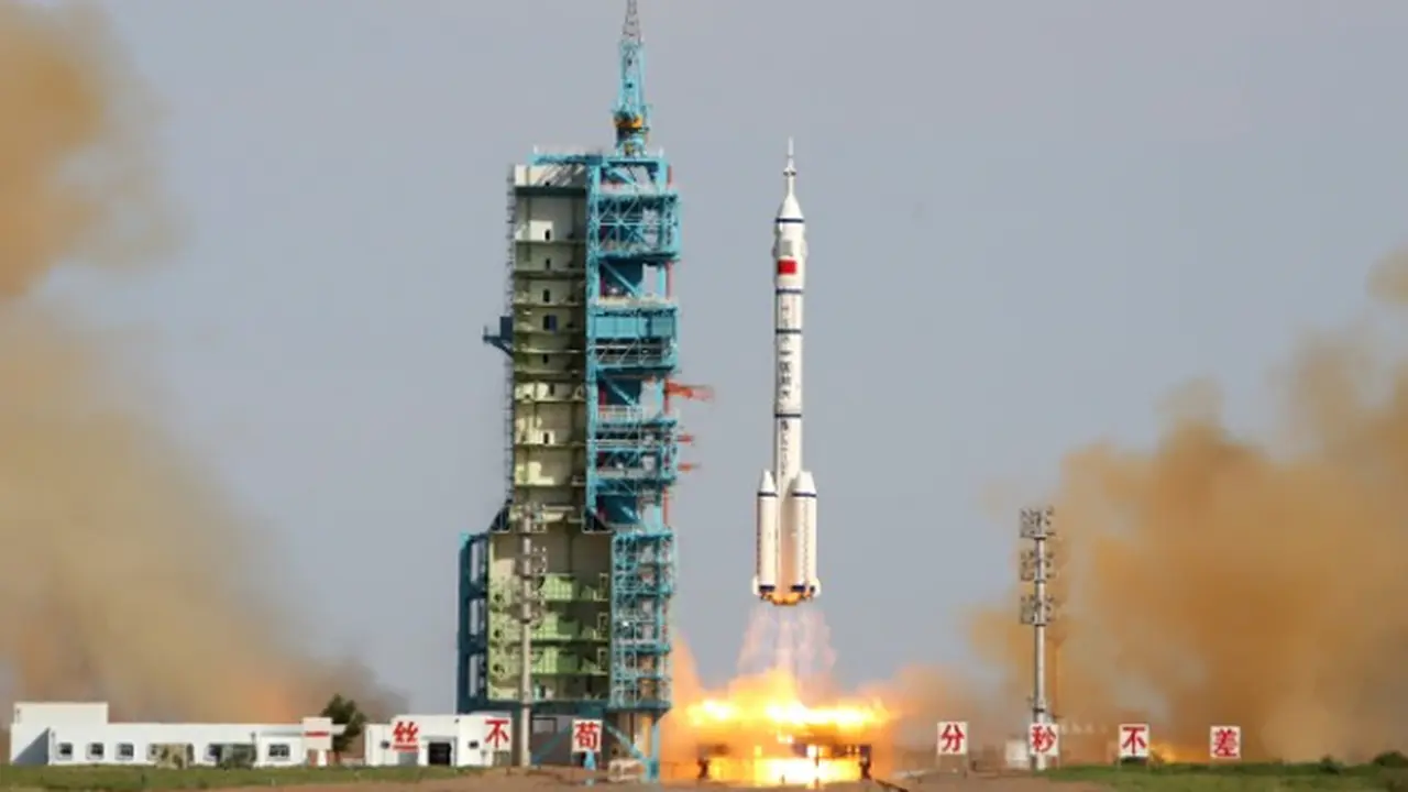 roket-cina-130830-b.jpg
