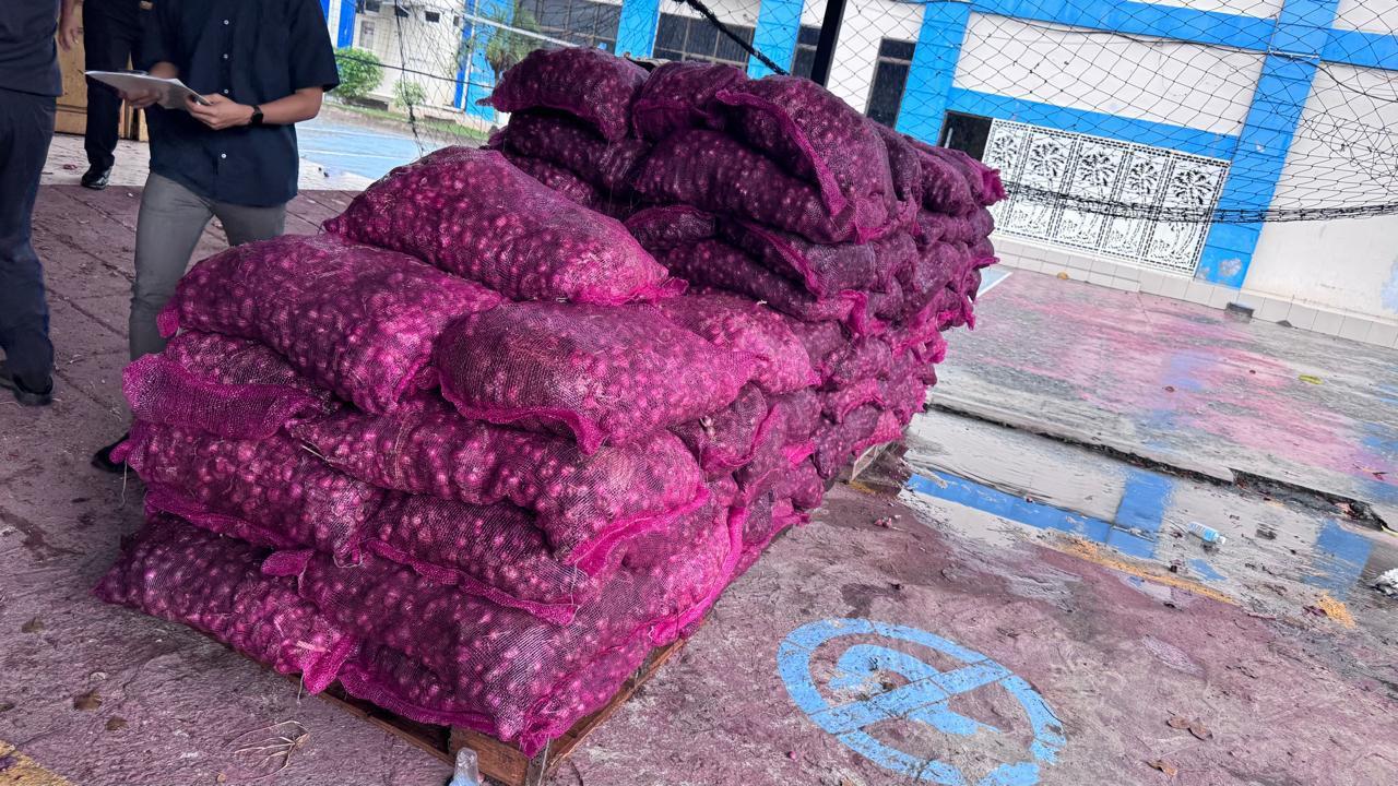 Penyelundupan 45 ton bawang merah dan 28 karung pakaian bekas berhasil digagalkan tim gabungan Bea Cukai di perairan Jamboaye, Aceh Utara, pada Rabu, 12 Februari 2025. (Istimewa)