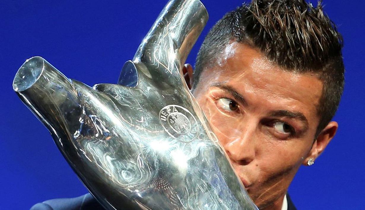 Cristiano Ronaldo mencium trofi Pemain Terbaik Eropa 2016 yang dianugerahkan kepadanya saat acara pengundian grup Liga Champions di Grimaldi, Monako, 25/8/2016).(Reuters/Eric Gaillard)
