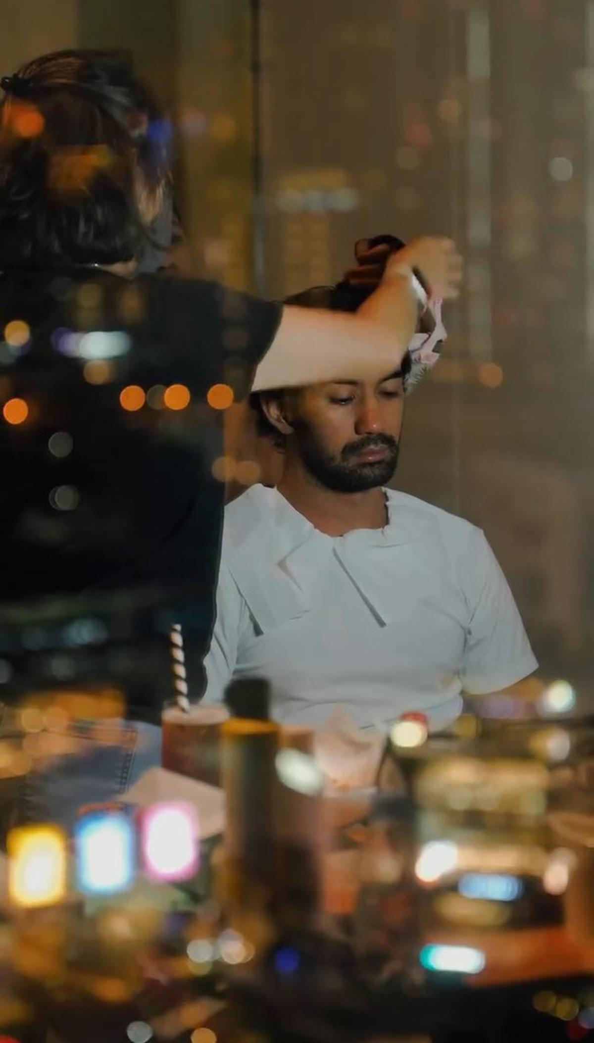7 Potret Reza Rahadian Pakai Beskap Merah di Gala Night Film 'GOWOK', Ungkap Rahasia Kamasutra Jawa