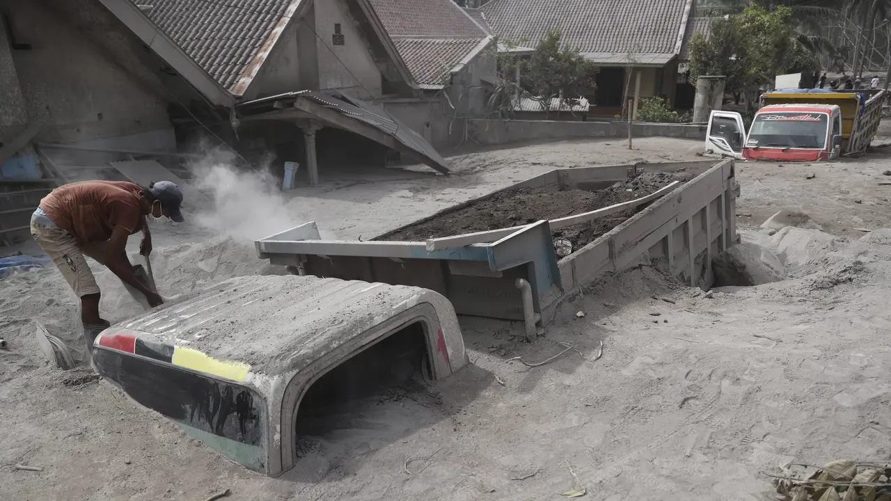 Ketebalan Abu Erupsi Gunung Semeru Tutupi Pemukiman
