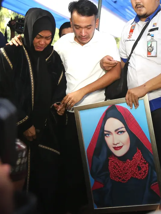 Kini usai sudah perjuangan Julia Perez melawan kanker serviksnya. Keluarga, sahabat, dan para penggemar sudah tak bisa lagi melihat senyum manis dan keceriaan Jupe yang saat ini sudah tenang di alam kubur.  (Bambang E.Ros/Bintang.com)