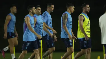 Para pemain mengikuti latihan resmi tim nasional (timnas) menjelang pertandingan perempat final Piala Dunia 2022 di stadion Universitas Qatar, di Doha,  Selasa (6/12/2022). Pada perempat final, Timnas Argentina akan melawan tim favorit juara lainnya di Piala Dunia 2022, Belanda. (AP Photo/Jorge Saenz)