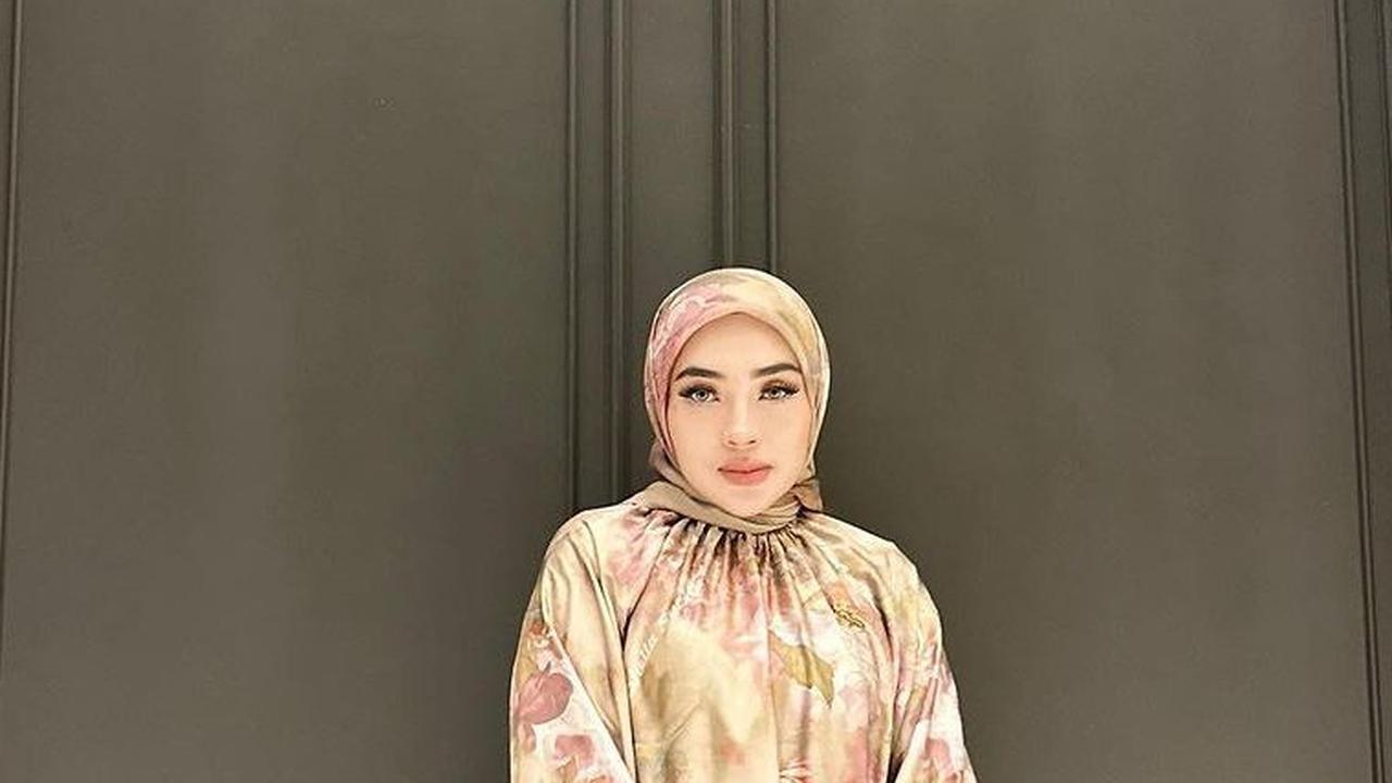 Pada awal kemunculannya, Shella dikenal sebagai seorang pebisnis. Ia menjajakan hijab dan gamis dengan brand sendiri. Buah manis dari berbisnis fesyen inilah yang membuatnya mendapat julukan crazy rich Aceh.
