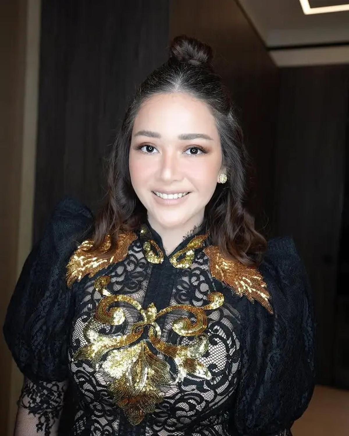 8 Gaya Dress Brokat Hitam Maia Estianty, Modelnya Elegan dan Anggun