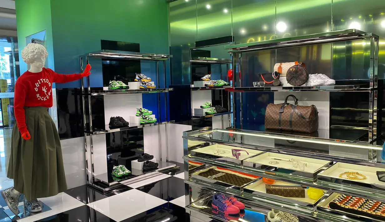 Virgil Abloh sukses menetralkan bias bawah sadar terkait gender  pada sederet pakaian dan produk fashion kekinian. / Foto Fimela.com - Adinda Tri Wardhani.