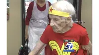 Mary Cotter membuktikan kalau usia hanyalah angka biasa, usai dirinya merayakan hari ulang tahun ke-103 dengan berpakaian ala super hero wanita. (c) ABC News channel