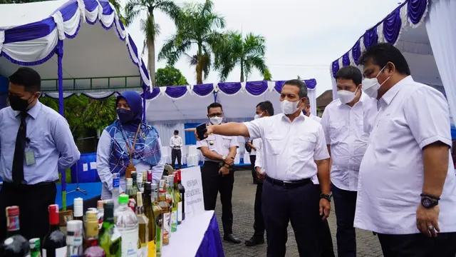 Kementerian Perdagangan memusnahkan barang yang tidak sesuai ketentuan di Kantor Balai Pengawasan Tertib Niaga (BPTN) Makassar, Sulawesi Selatan, Rabu (30/3/2022). (Kemendag)