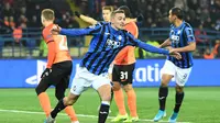 Bek Atalanta, Timothy Castagne melakukan selebrasi usai mencetak gol ke gawang Shakhtar Donets, pada Matchday 6 Grup C Liga Champions, Kamis (12/12/2019) dini hari WIB.  (AFP / Sergei Supinsky)