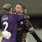 Kiper Fiorentina, David De Gea (kanan) merayakan kemenangan tim bersama rekannya, Dodo pada laga lanjutan Liga Italia 2024/2025 melawan AC Milan di Artemio Franchi Stadium, Florence, Italia, Senin (07/10/2024) dini hari WIB. (AP Photo/LaPresse/Massimo Paolone)