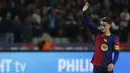 Pemain Barcelona, Gavi melambaikan tangan kepada para suporter setelah laga lanjutan Liga Spanyol 2024/2025 melawan Sevilla yang berlangsung di Estadi Olimpic Lluis Companys, Barcelona, Spanyol, Senin (21/10/2024) dini hari WIB.(AP Photo/Joan Monfort)