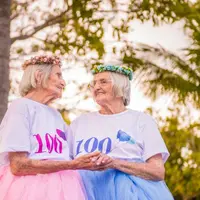 Foto-foto ulang tahun ke-100 nenek-nenek kembar yang menggemaskan. (Foto: boredpanda.com)