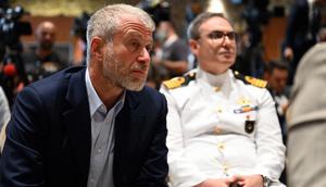 Oligarki Rusia, Roman Abramovich (C), menghadiri upacara penandatanganan inisiatif tentang pengangkutan gandum dan bahan makanan yang aman dari pelabuhan Ukraina, di Istanbul, pada 22 Juli 2022. Sebagai kesepakatan besar pertama antara pihak-pihak yang bertikai sejak invasi, Ukraina dan Rusia diharapkan menandatangani kesepakatan di Istanbul hari ini untuk membebaskan ekspor gandum dari pelabuhan Ukraina. Kesepakatan ini telah dimediasi oleh PBB dan Turki.
OZAN KOSE / AFP