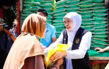 Gubernur Jatim Kendalikan Inflasi, Gelar Pasar Murah di Sumenep: Harga Bahan Pokok Lebih Terjangkau!
