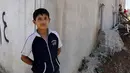 Salah satu anak pengungsi Suriah yang telah tinggal di Yordania dengan keluarga mereka selama 2,5 tahun di kota Madaba, Kamis (9/7/2015). Jumlah pengungsi Suriah di negara-negara tetangga telah melewati 4 juta penduduk. (REUTERS/Muhammad Hamed)