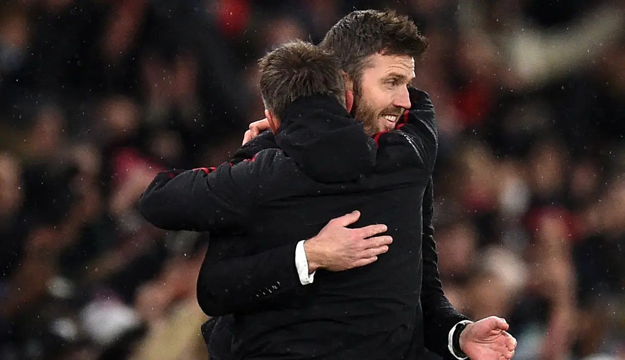 Skor 3-2 bertahan hingga laga usai. Michael Carrick pun sukses mempersembahkan kemenangan di laga ketiga dan terakhirnya sebagai caretaker yang akan segera digantikan Ralf Rangnick. (AFP/Oli Scarff)