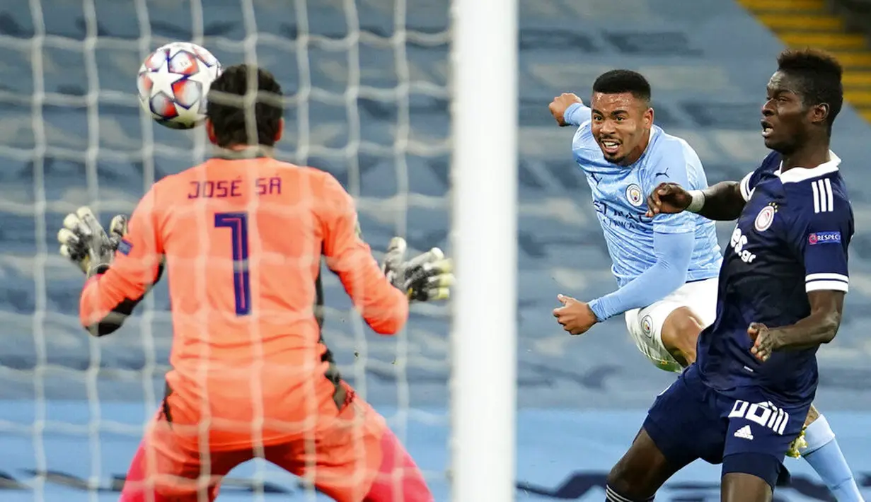 Pemain Manchester City Gabriel Jesus (tengah) mencetak gol ke gawang Olympiacos pada pertandingan Grup C Liga Champions di Etihad Stadium di Manchester, Inggris, Selasa (3/11/2020). Manchester City mencukur Olympiacos dengan skor 3-0. (AP Photo/Dave Thompson)