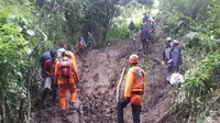Tim SAR Padang melakukan operasi siaga dan evakuasi di jalur pendakian Gunung Talang. (Liputan6.com/ Dok SAR Padang)