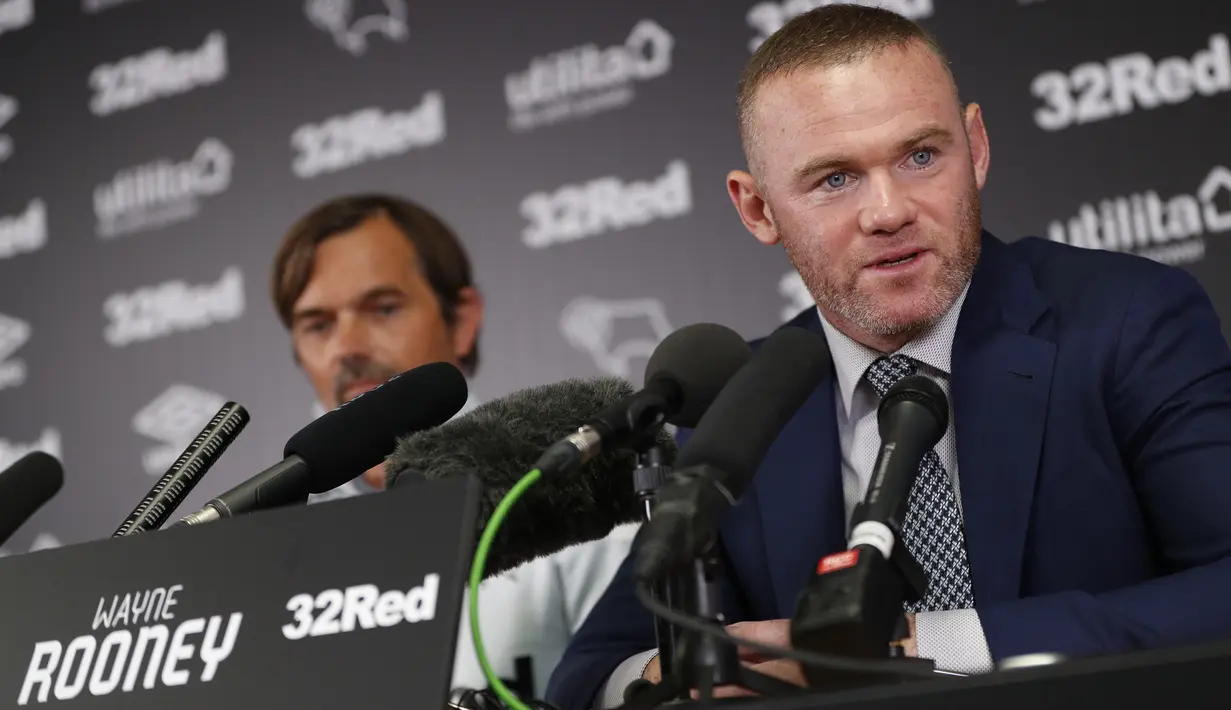 Mantan kapten Inggris, Wayne Rooney dan Manajer Derby County Phillip Cocu memberikan keterangan selama konferensi pers di Stadion Pride Park, pinggiran kota Derby, Selasa (6/8/2019). Rooney akan menggunakan nomor punggung 32 ketika membela Derby County mulai Januari mendatang. (Darren STAPLES / AFP)