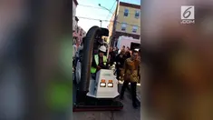 Wali kota Surabaya Tri Rismaharini menjajal mobil penyapu sampah di Philadelpia, Amerika Serikat.